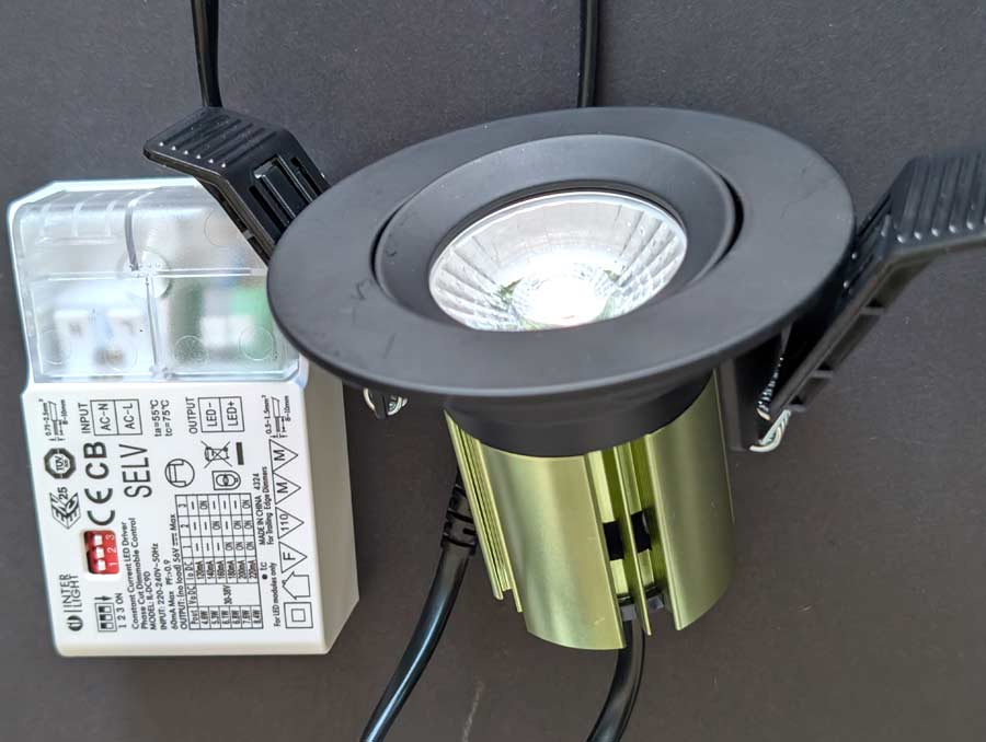 LED Einbaustrahler schwarz schwenkbar dimmbar CRI 98 – Titan-Spot schwarz RAL7021 komplett mit Phasenabschnitt-Netzteil 8W 3000K Cologne LED