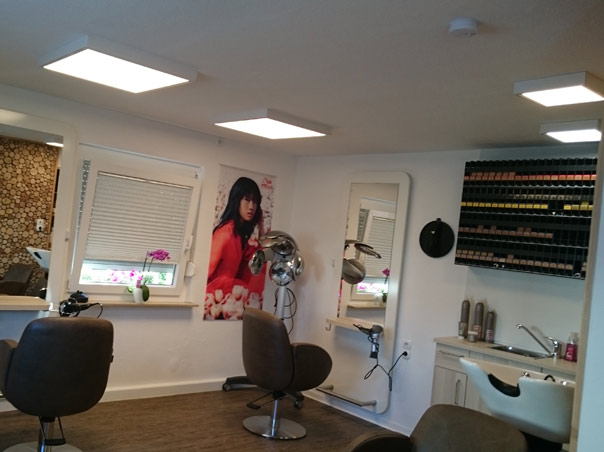 Hair studio with LED ceiling panels CRI 90+ – shadow-free styling zone