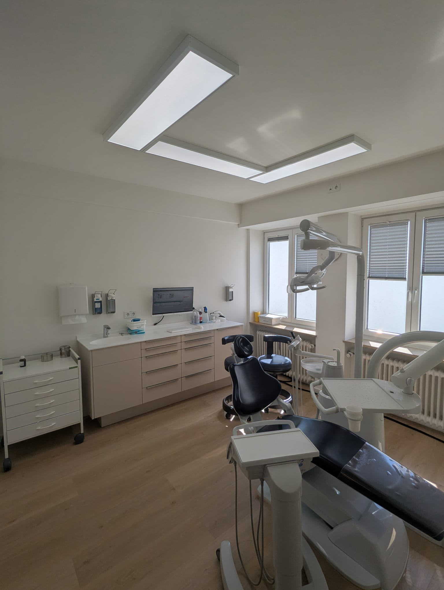 LED surface-mount panels in a dental practice – treatment room overview