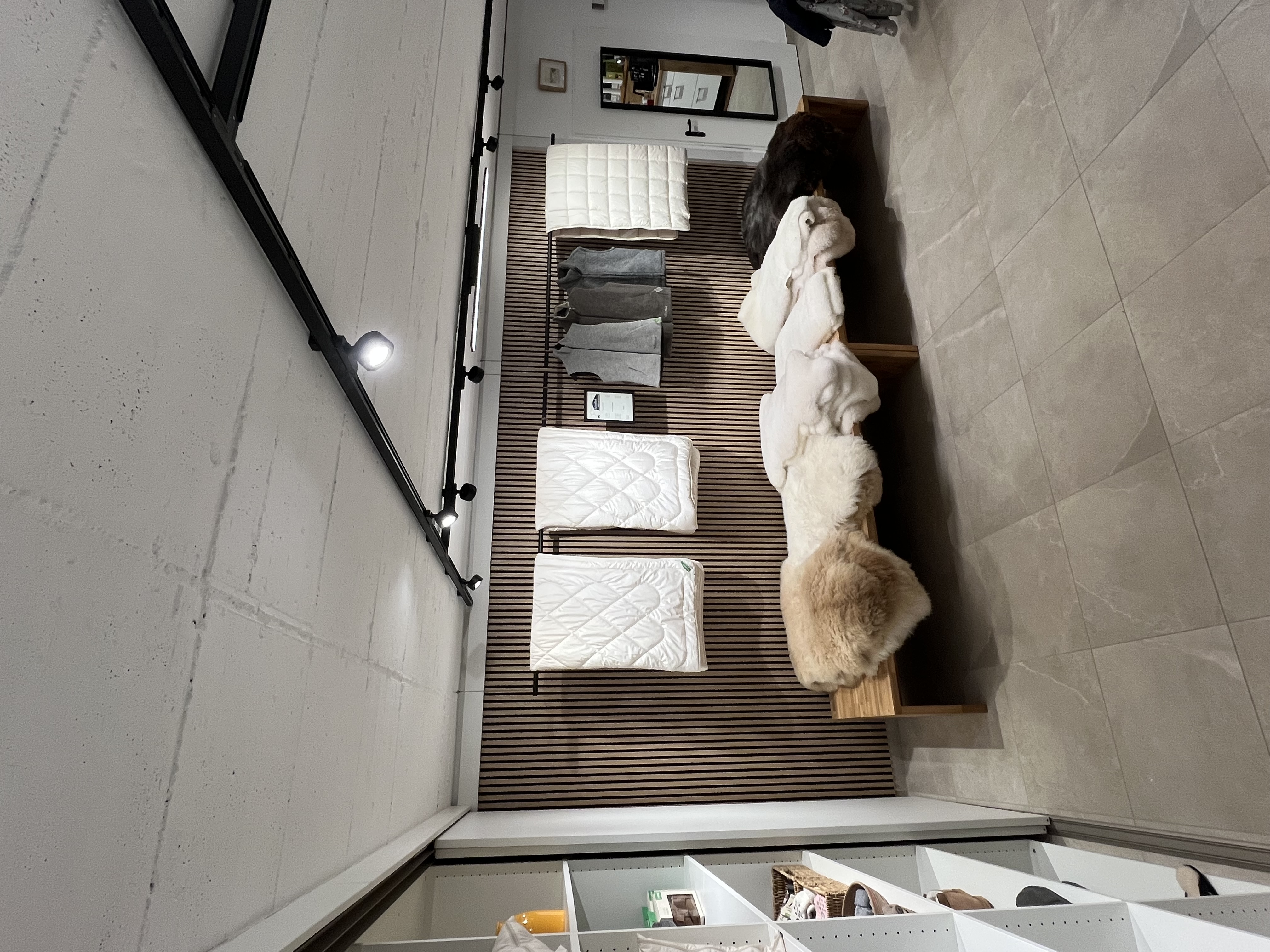 LED track system retail – flexible spot lighting